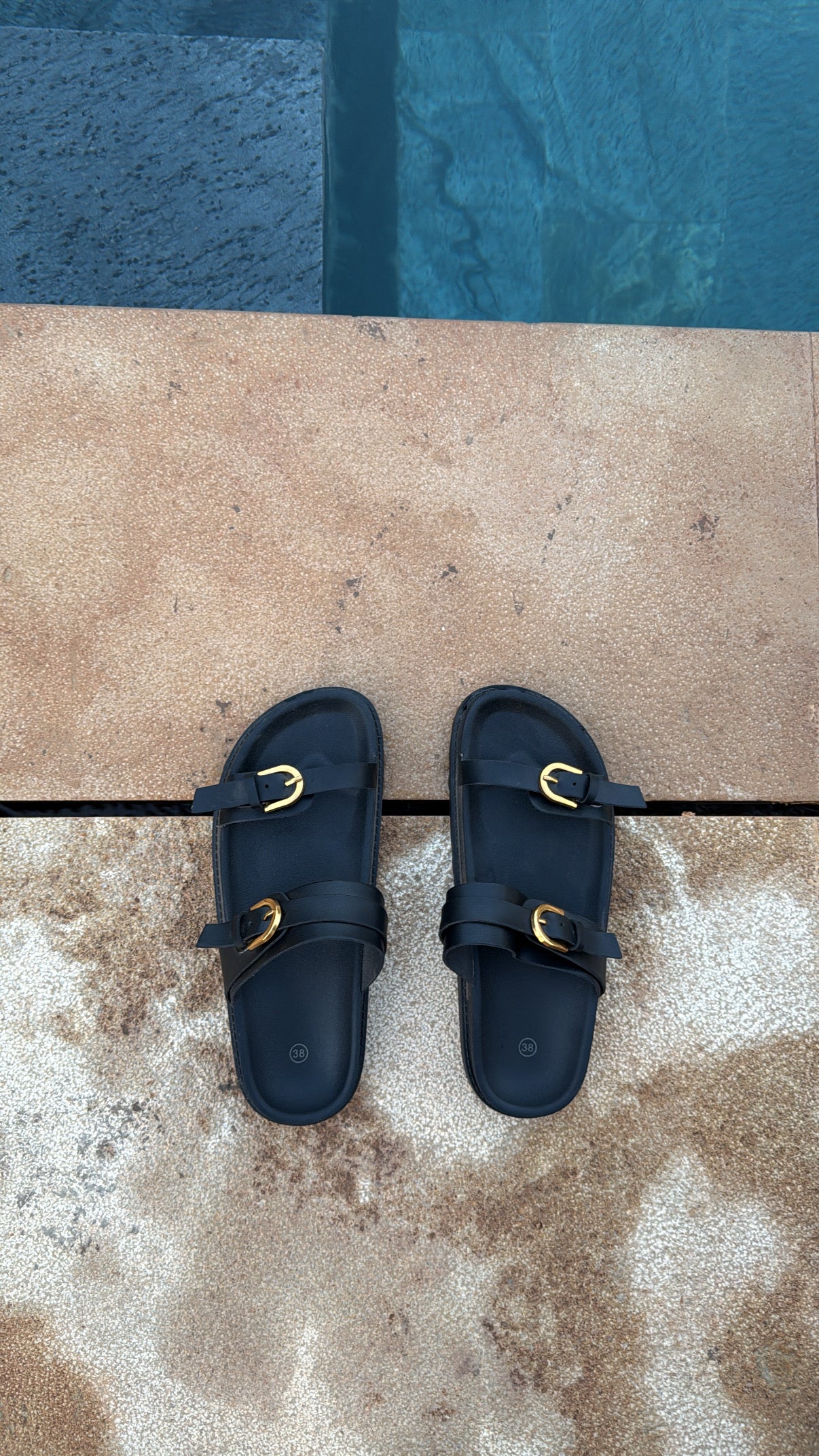 sandales noires et dorés