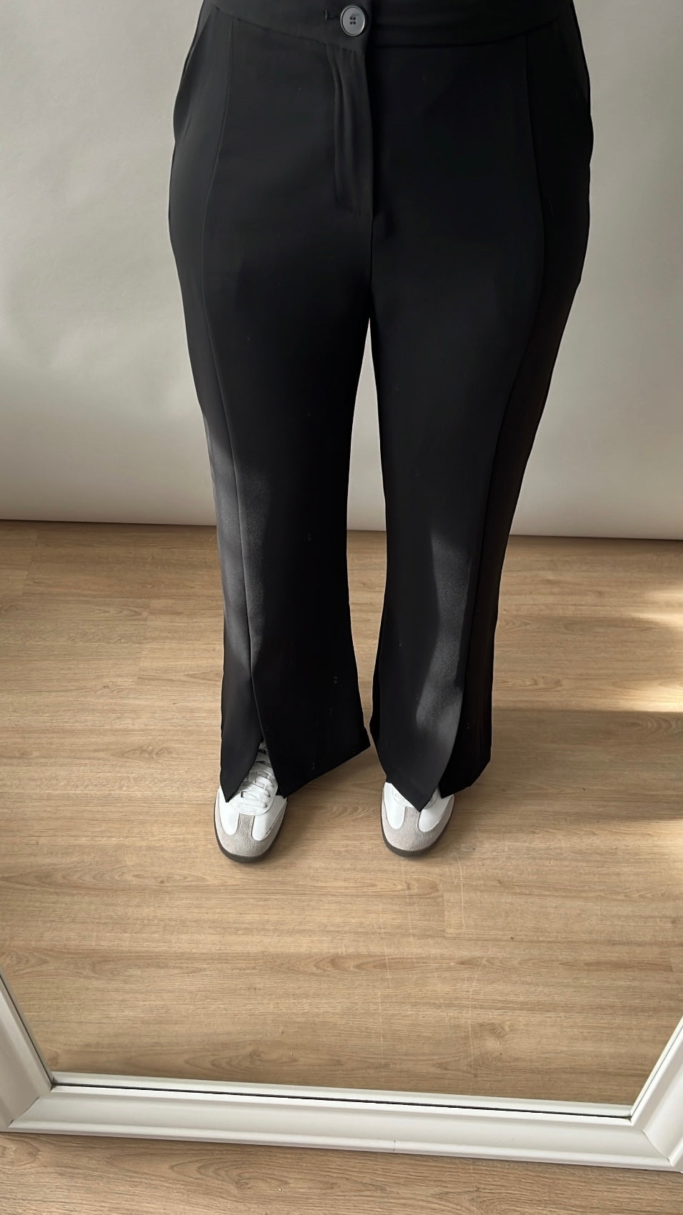 Schwarze, fließende Hose mit Schlitzen