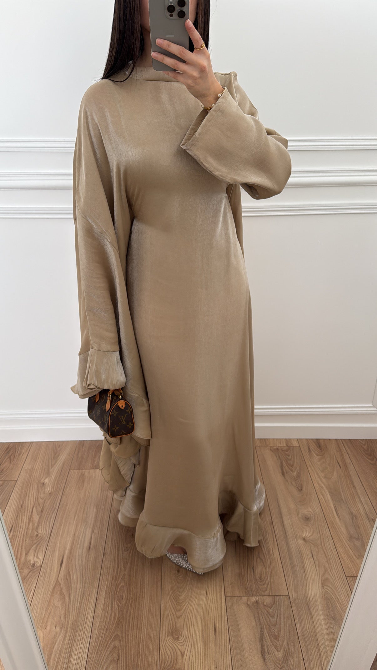 Longue robe à volants [ beige satinéé ]