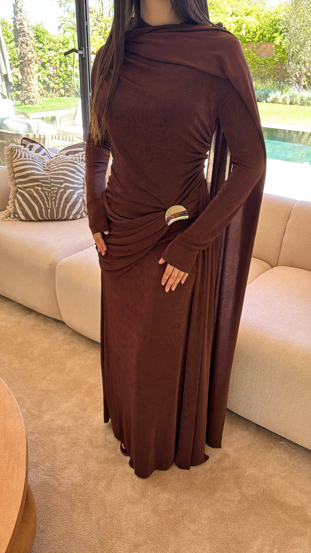 Longue robe drapée à cape [marron]