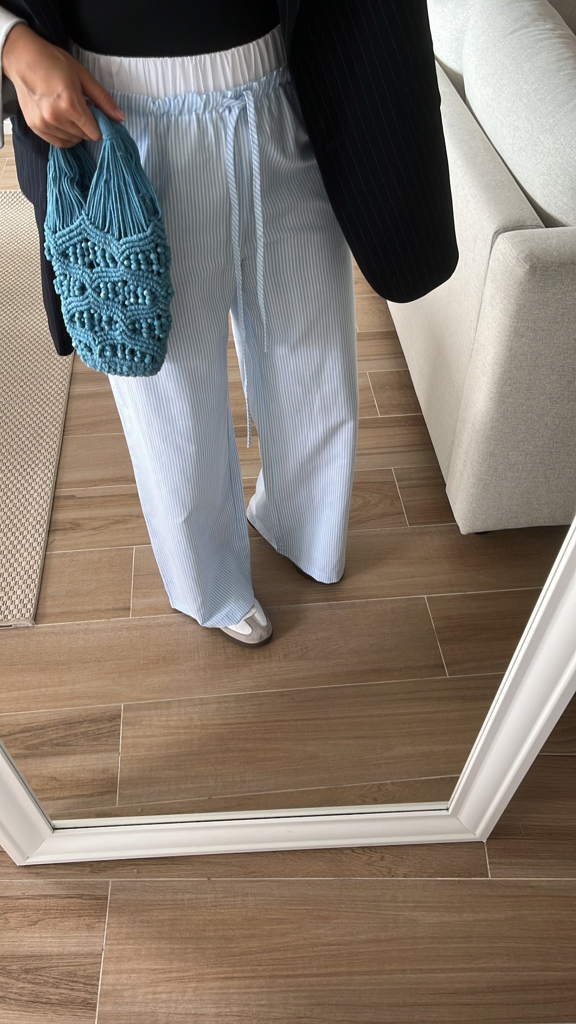 Pantalon à rayures bleu ciel et blanc