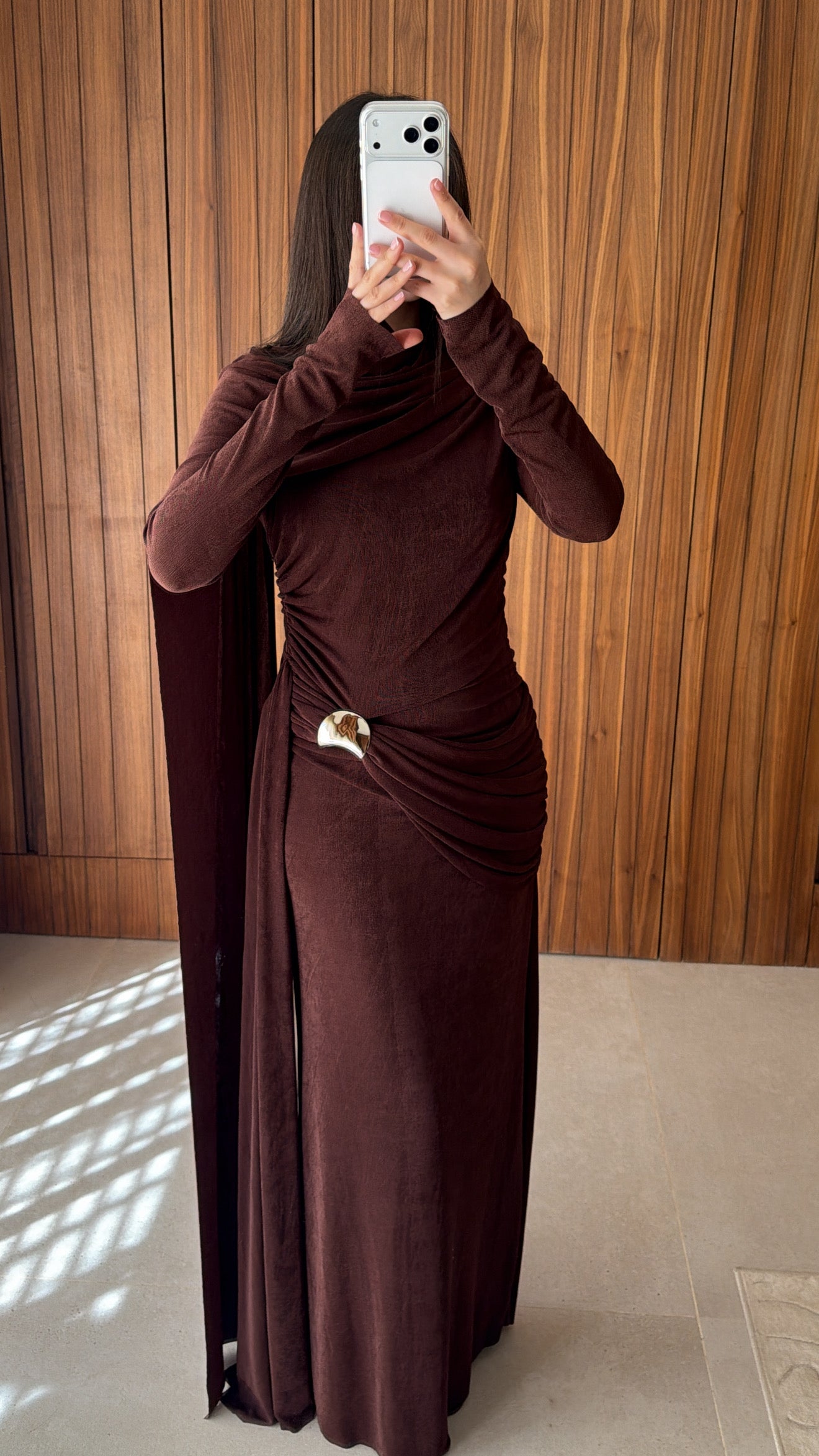 Longue robe drapée à cape [marron]