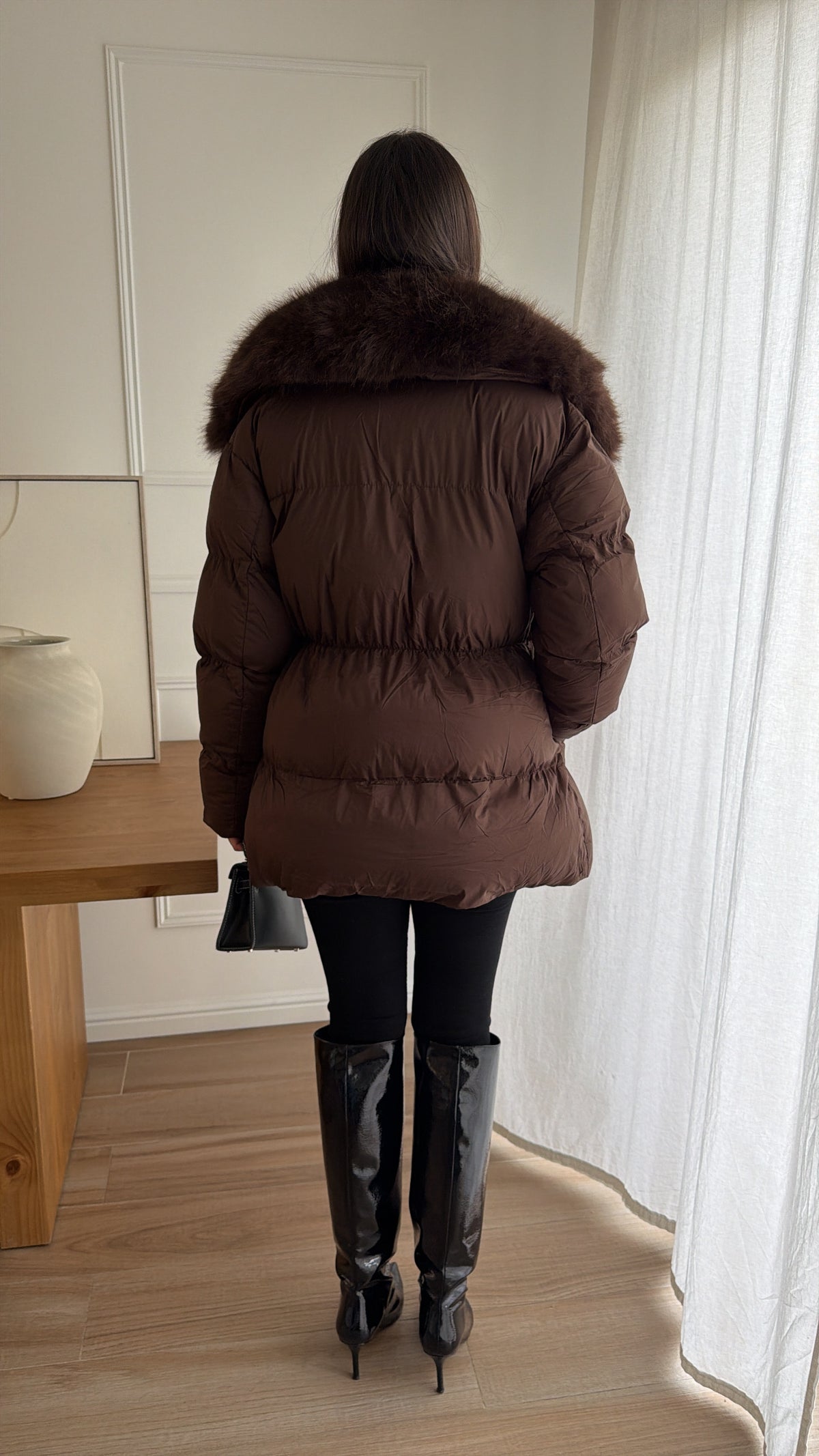 Doudoune cintrée à la taille avec col en fourrure [marron]