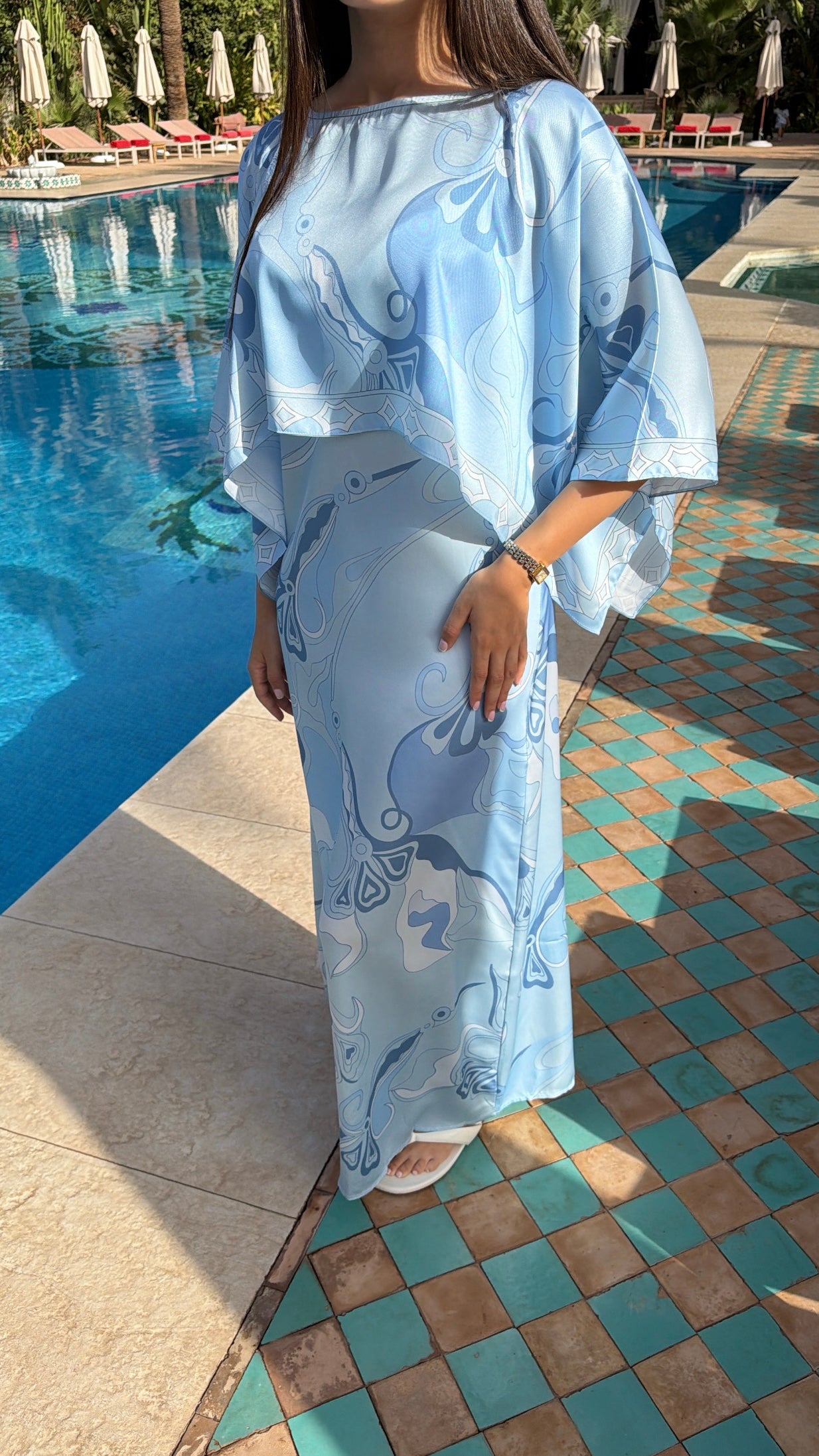 Longue robe à cape [BLEU]