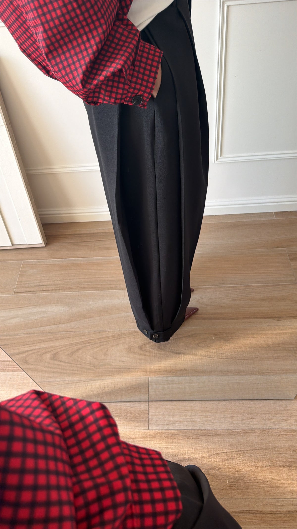 Pantalon ample à plis structuré [noir]
