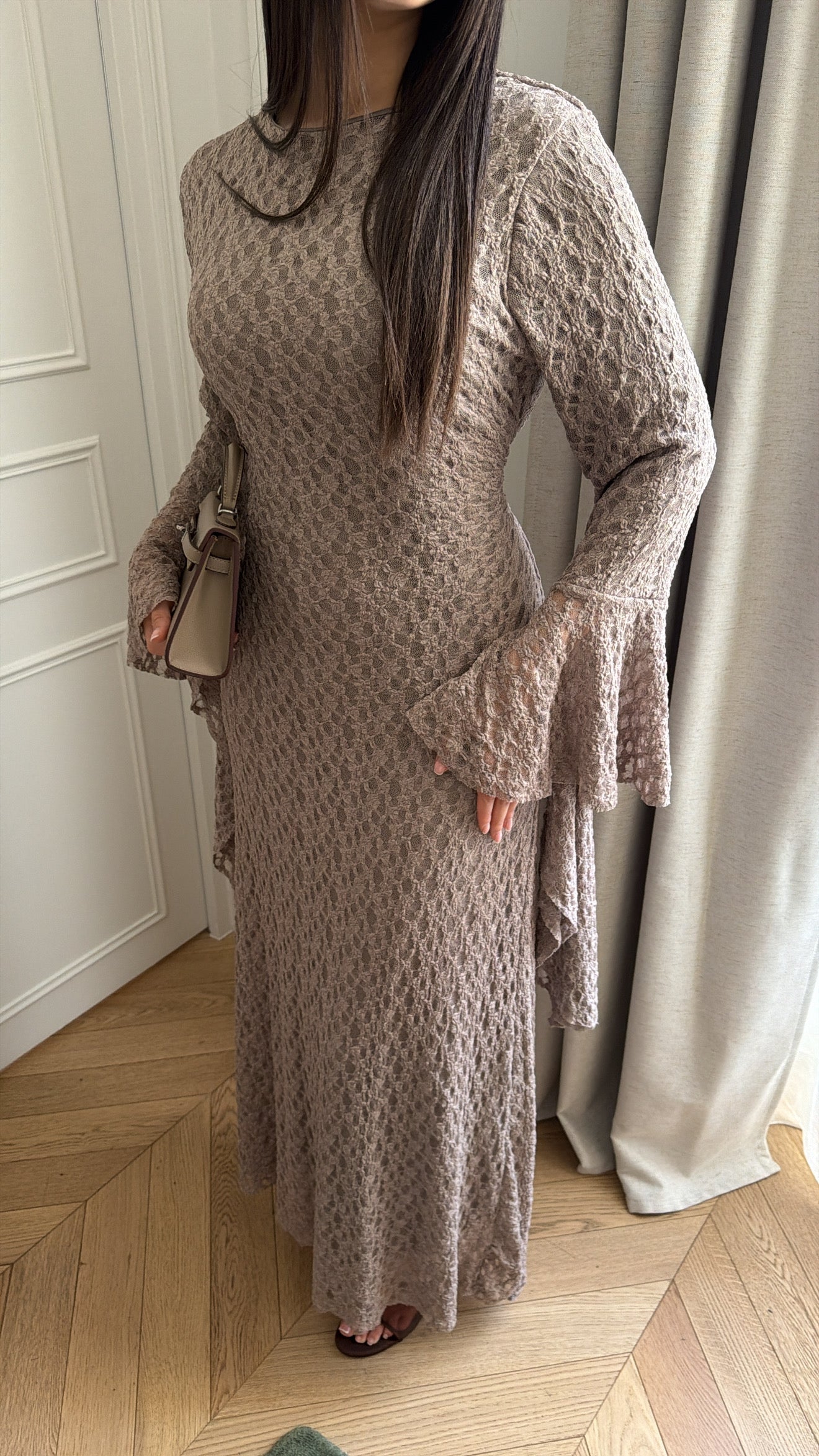 Longue robe en dentelle [taupe]