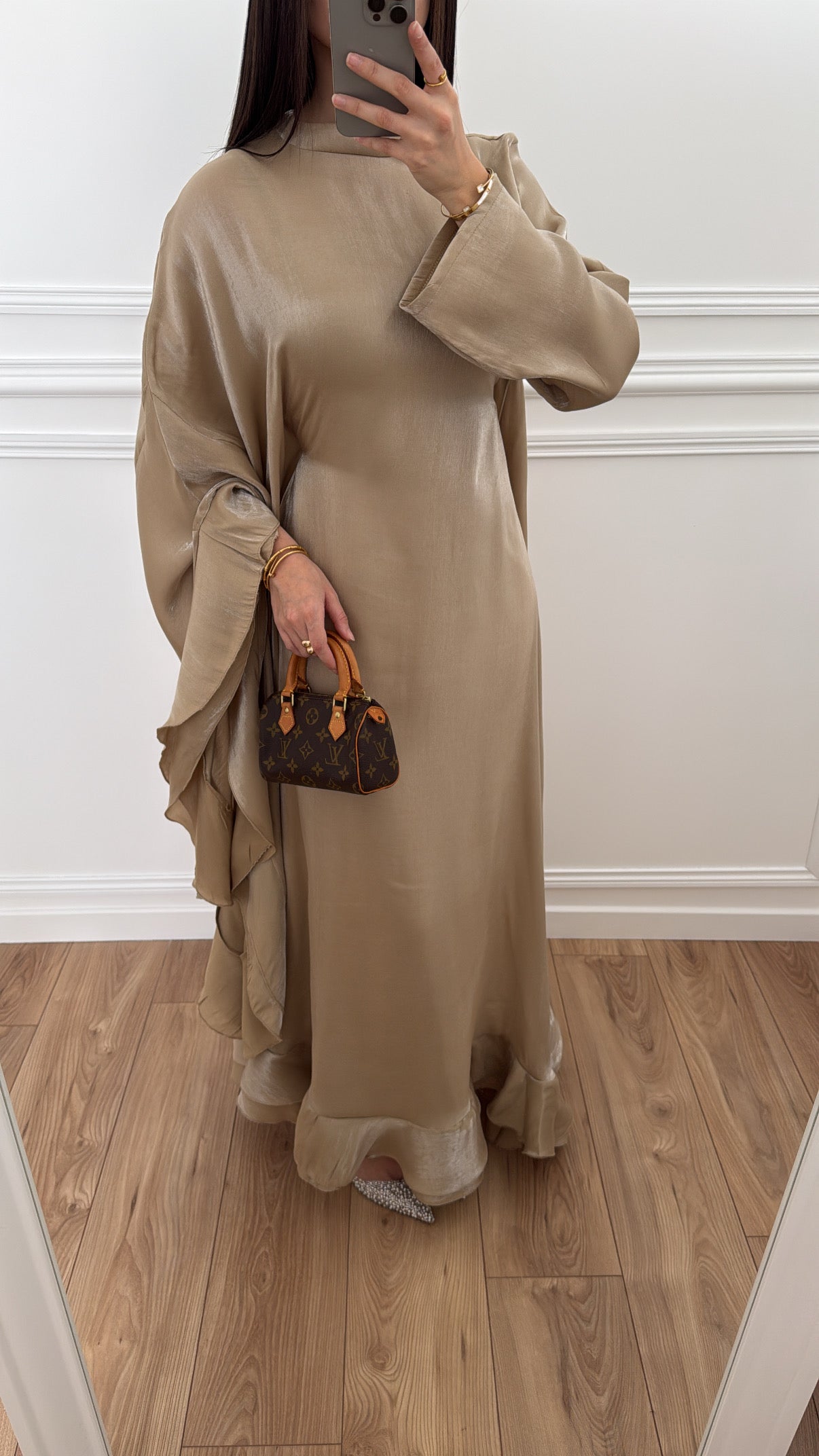 Longue robe à volants [ beige satinéé ]