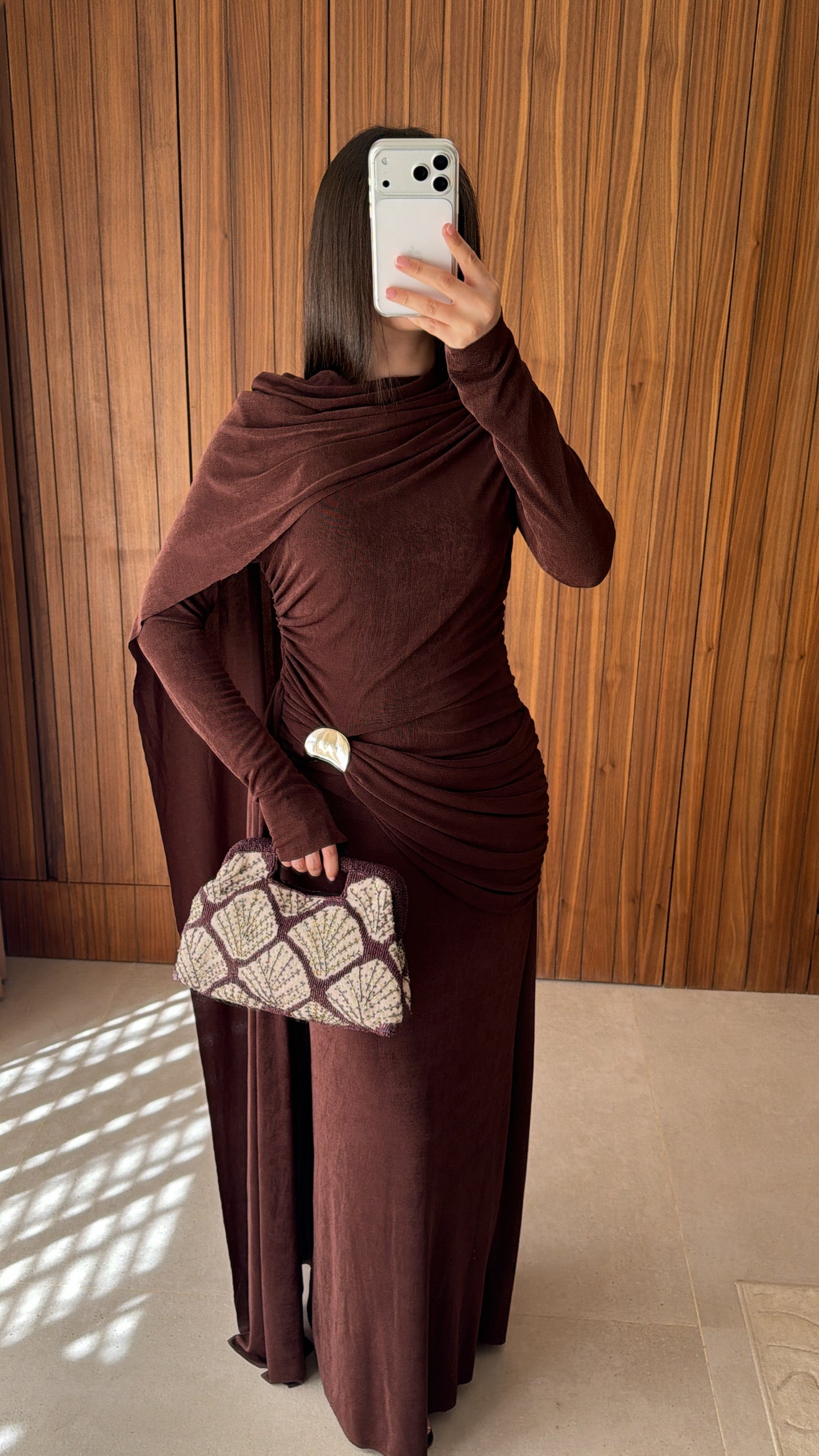 Longue robe drapée à cape [marron]
