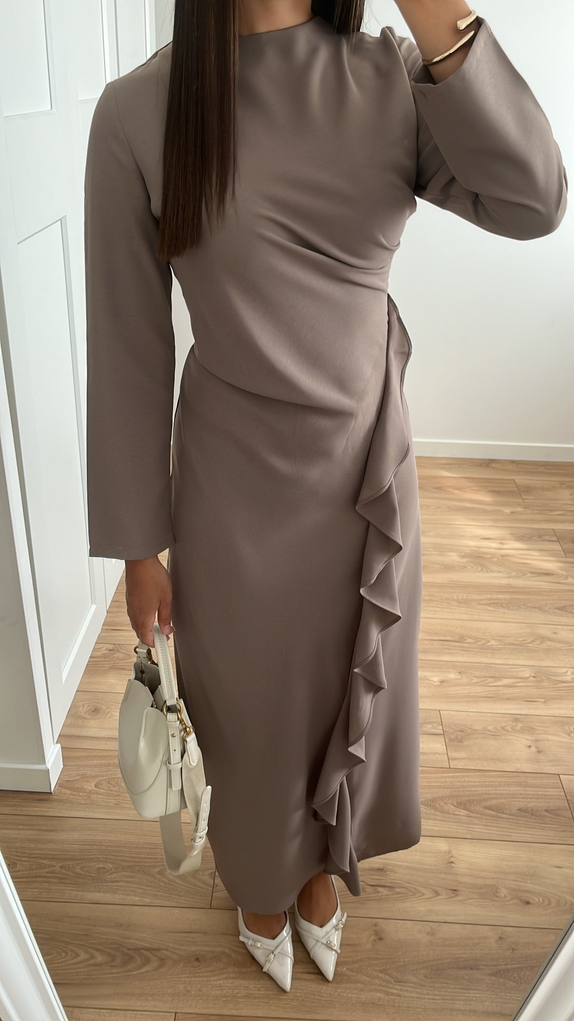 Robe taupe à volants