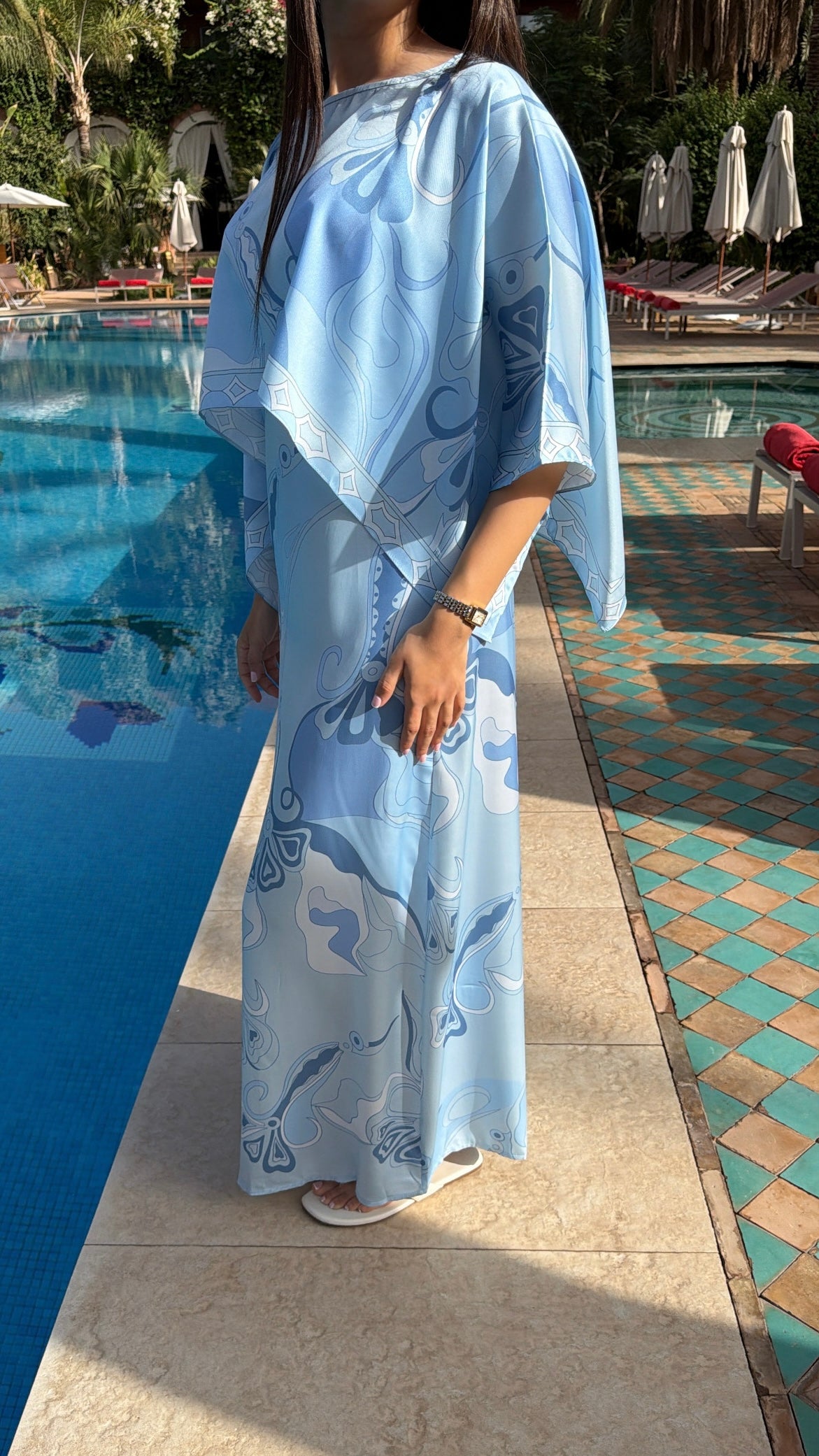 Longue robe à cape [BLEU]