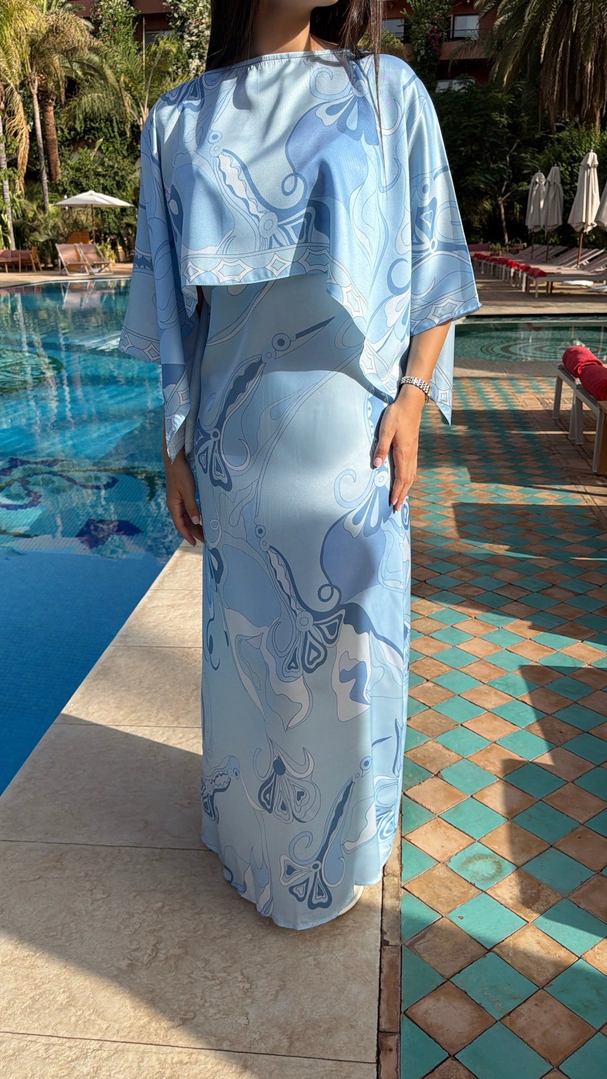 Longue robe à cape [BLEU]